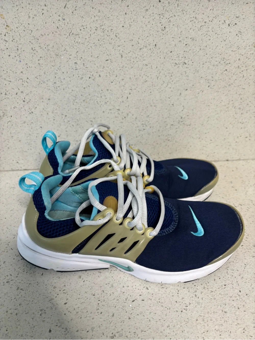 Kids size 6Y Nike brand shoes, #E1328